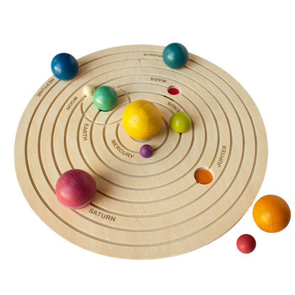 3D-Sonnensystem aus Holz mit Infokarten
